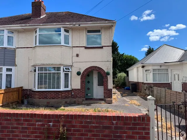 Claremont Avenue, Bournemouth BH9 3HD, photo 1