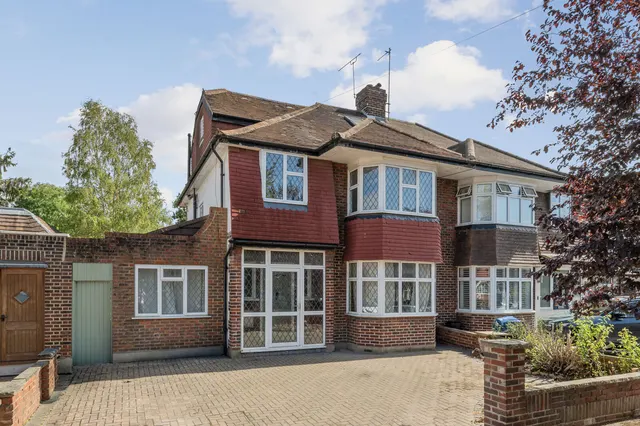 Beverley Avenue, London, SW20, photo 1