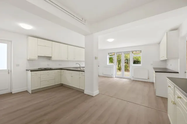 Beverley Avenue, London, SW20, photo 3