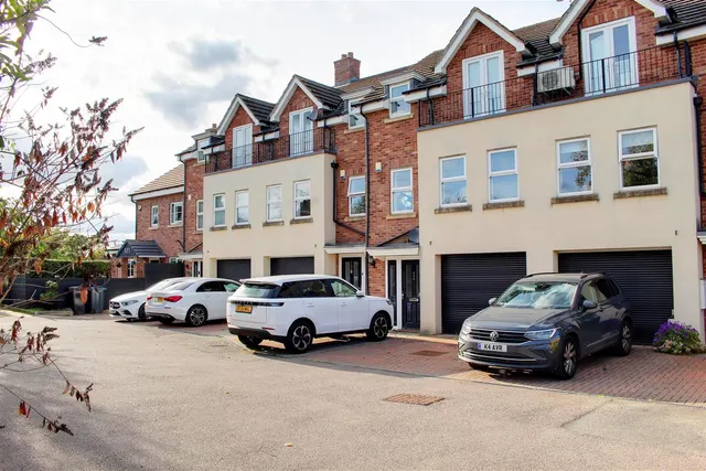 Dixons Hill Road, Welham Green, AL9, photo 1