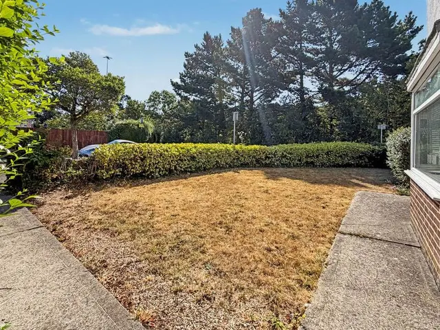 Longbarrow Close, Queens Park, BH8, photo 3