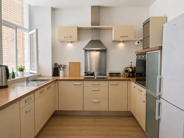 John William Court, Huddersfield, HD1, photo 2