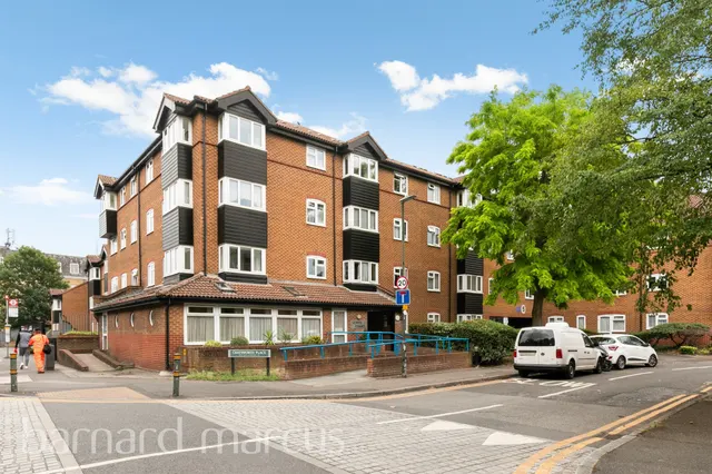 Chatsworth Place, Mitcham, photo 1