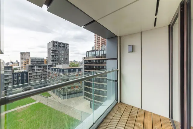 Photo 2 — Lincoln Plaza, Canary Wharf