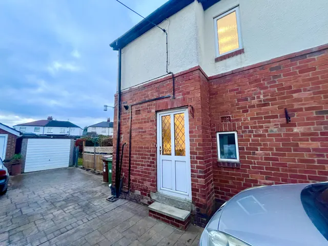 Park Avenue, Wakefield, WF3, photo 2