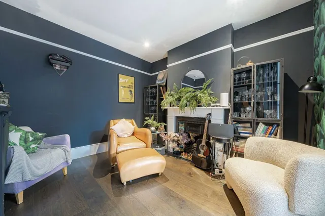 Burtons Road, TW12, photo 3