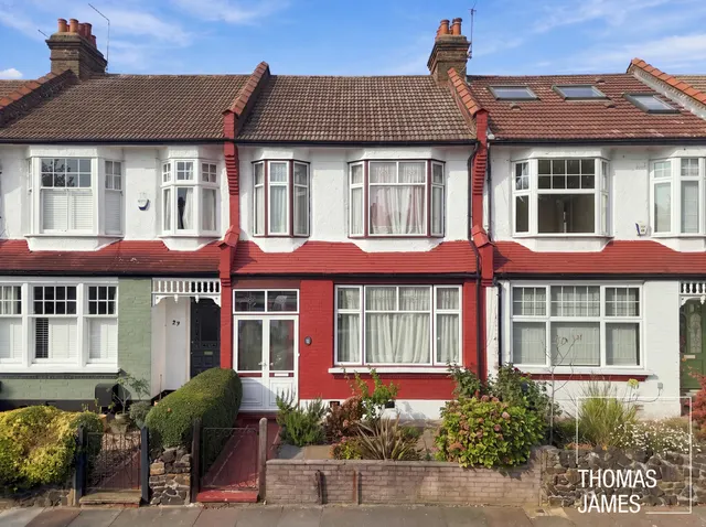 London, N13, photo 1
