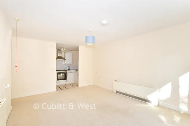 Commonwealth Drive, Three Bridges, RH10, photo 2