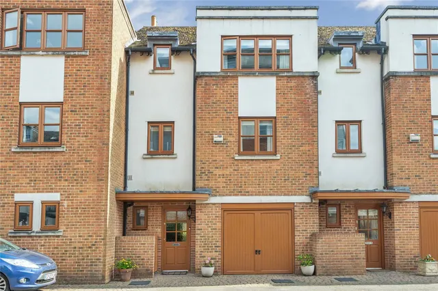 Cromwell Court, Marlborough, SN8, photo 2