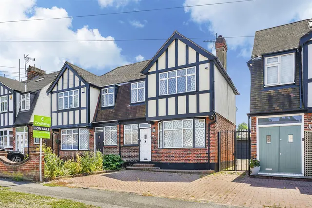 College Gardens, North Chingford, E4, photo 1