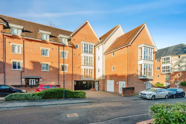 Stone Court, Crawley, photo 1