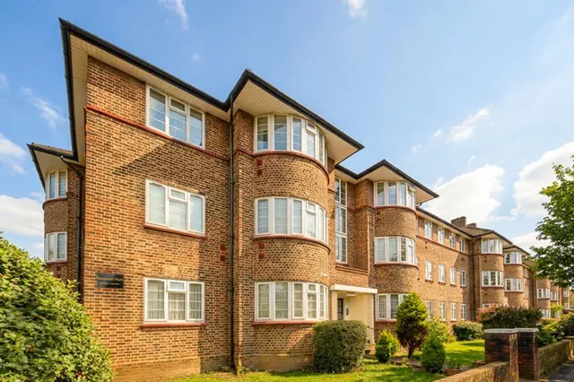 25 Beaufort Park, London, photo 1