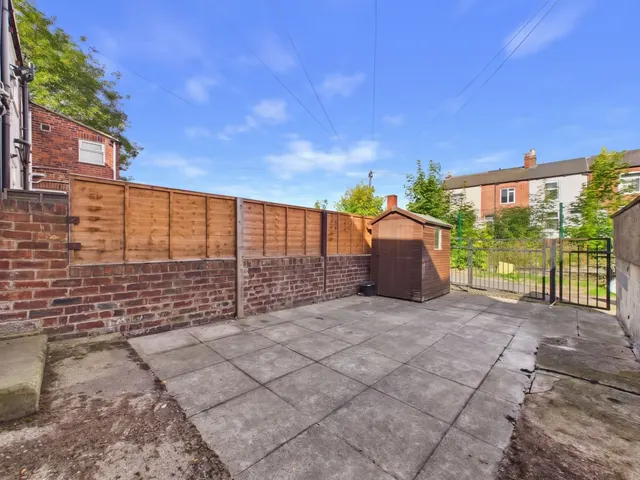 Wakefield Road, Featherstone, WF7, photo 2
