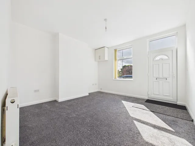 Wakefield Road, Featherstone, WF7, photo 3