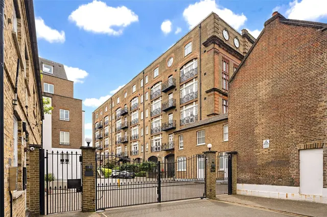 Devonhurst Place, Heathfield Terrace, London, W4 4JB, photo 1