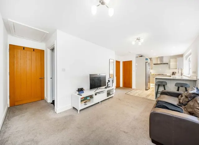 Thames Street, Sunbury-On-Thames, TW16, photo 2