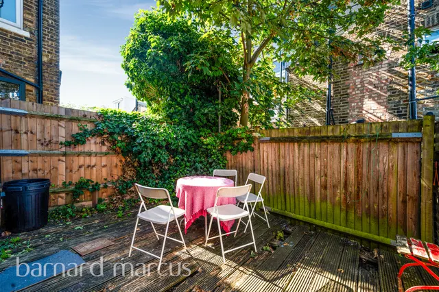 Photo 3 — Hereward Road, LONDON