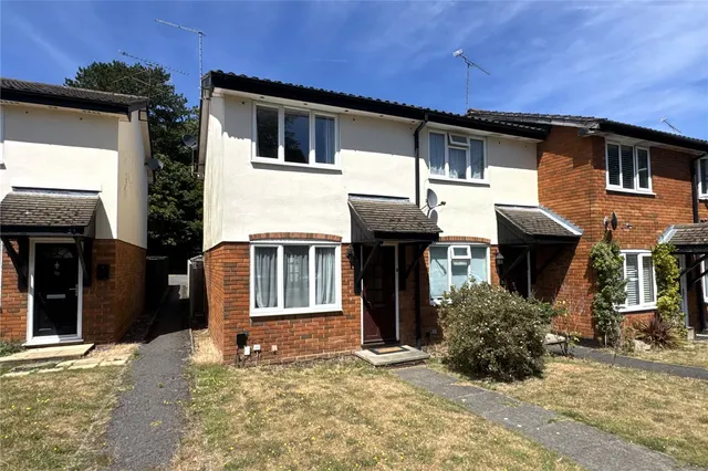 Kingfisher Close, Farnborough, Hampshire, GU14 9QX, photo 1
