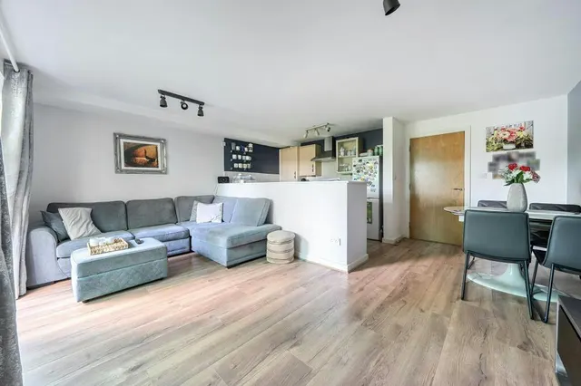 Photo 2 — 52 Chapel Road, Southampton, SO14