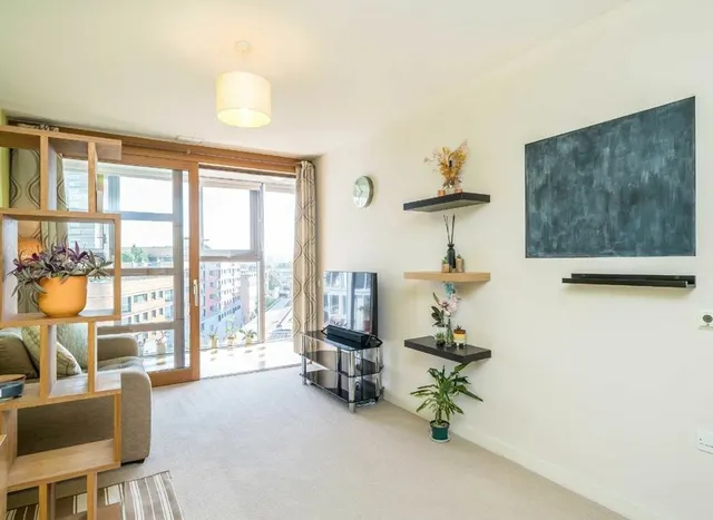 Lombard Road, Battersea, SW11, photo 1