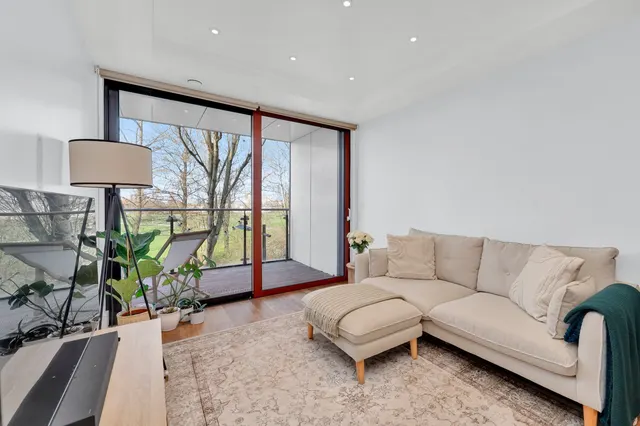 Knaresborough Drive, London, SW18, photo 2