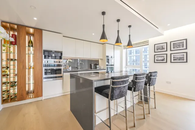 Photo 2 — Flat 801, Ariel House, 144 Vaughan Way, London