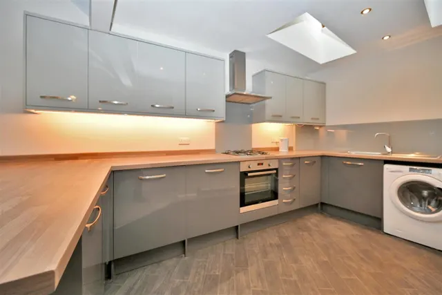 Town Street, Rawdon, LS19, photo 3