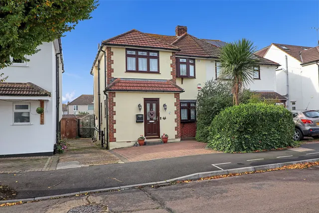 Laburnum Walk, Hornchurch, RM12, photo 1