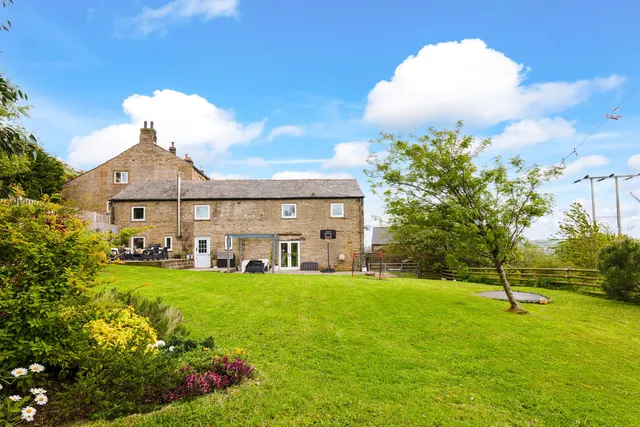 Whinstones, Briery Busk Farm, S36, photo 1