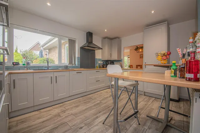 Photo 3 — Oakgrove Gardens, Bishopstoke, Eastleigh, Hampshire, SO50 6LZ