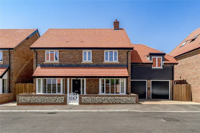 Angmering, BN16, photo 1