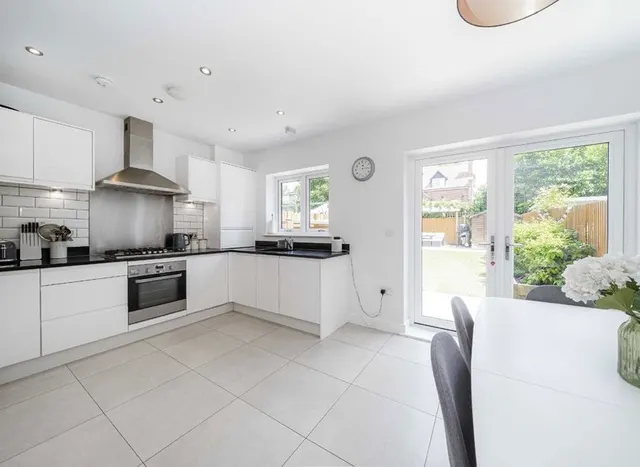 Blacksmith Close, Sunbury-On-Thames, TW16, photo 3