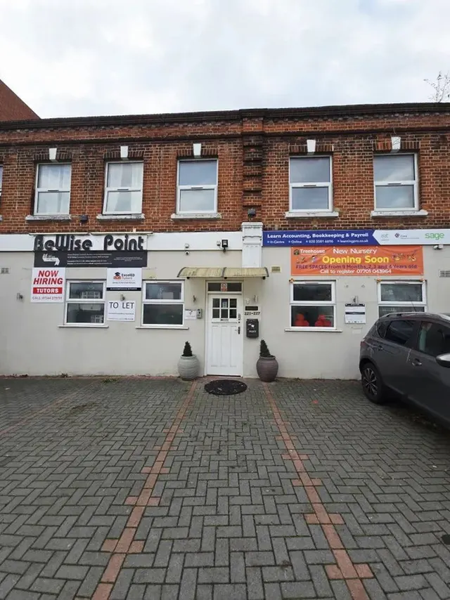 High Road, Harrow Weald HA3 5EE, photo 1