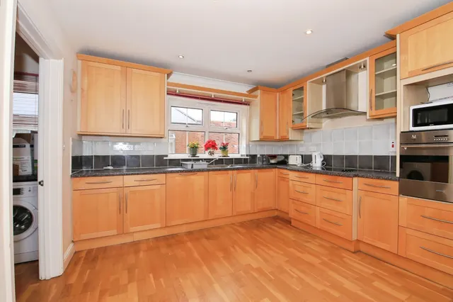 St. Marys Street, Peterborough, PE7, photo 3