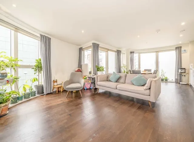 Pump House Crescent, Brentford, TW8, photo 1