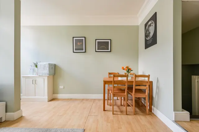 Photo 2 — 40d Wightman Road, London