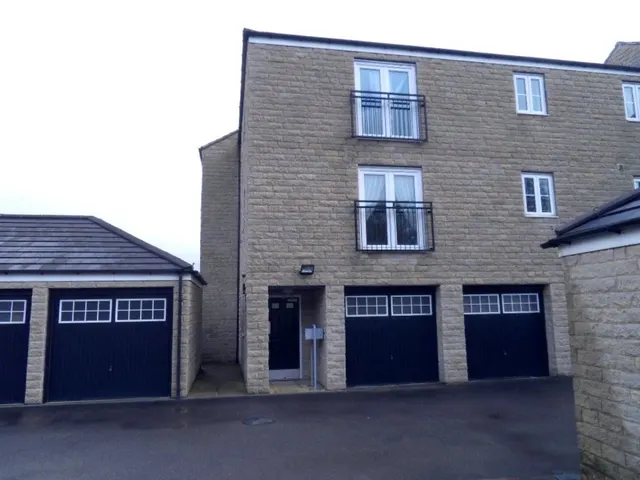 Rotary Close, Dewsbury, WF13, photo 1