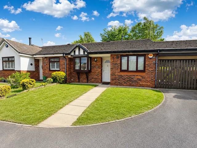 Alexandra Close, Edgeley, SK3, photo 1