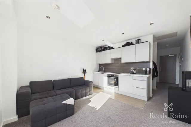 St. Thomas's Road, Chorley, PR7, photo 2
