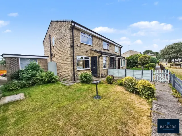 Photo 2 — Thorndene Way, Bradford 4 BD4 0SW