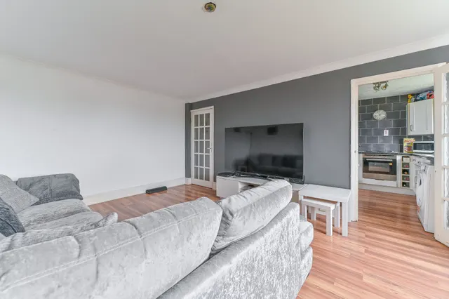 Photo 3 — 6 Benwick Court, Croydon Road, London