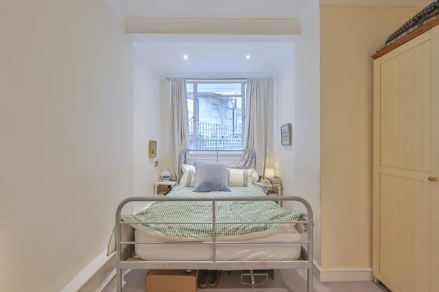 Photo 2 — Lower Ground Floor Flat, 125 St Georges Drive, London