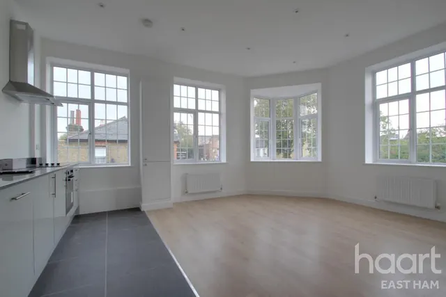 Barking Road, E6, photo 1