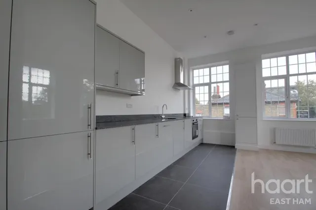 Barking Road, E6, photo 3