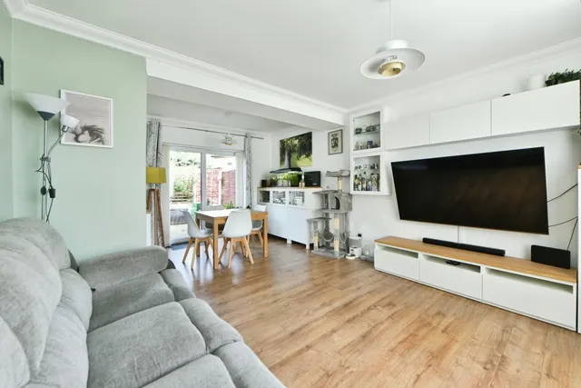 Wakefield Crescent, Romiley, SK6, photo 2