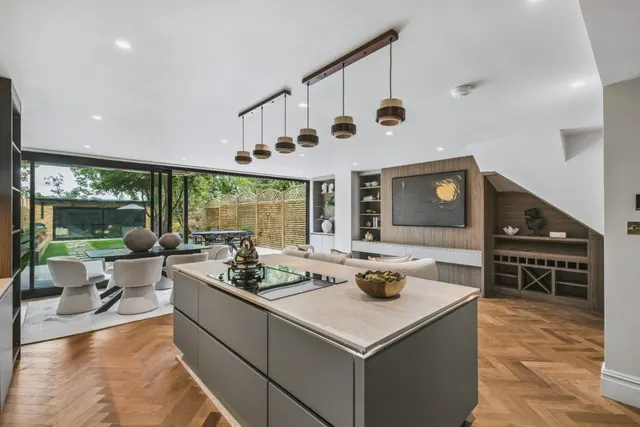 Stapleton Hall Road, London, photo 1