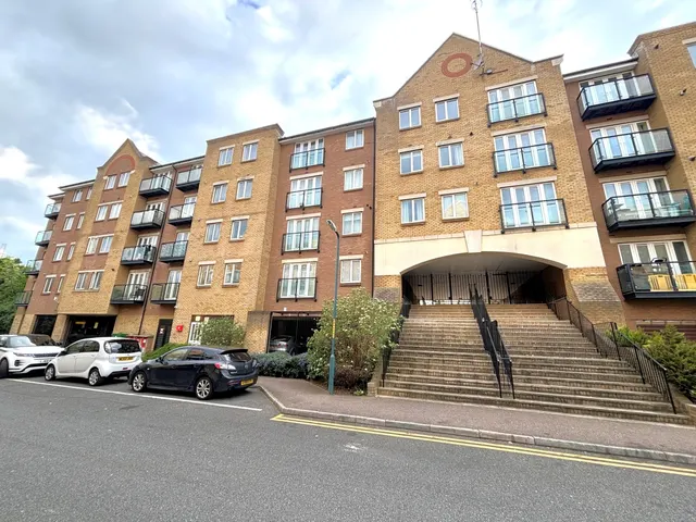 2 bedroom flat, Black Eagle Drive, Northfleet, DA11