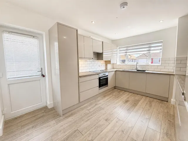 Capel Avenue, Peacehaven, photo 3