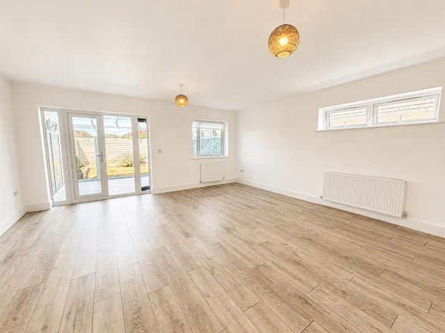 Capel Avenue, Peacehaven, photo 2