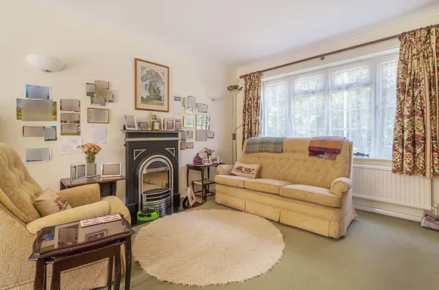 Christie Close, Lightwater, GU18, photo 3